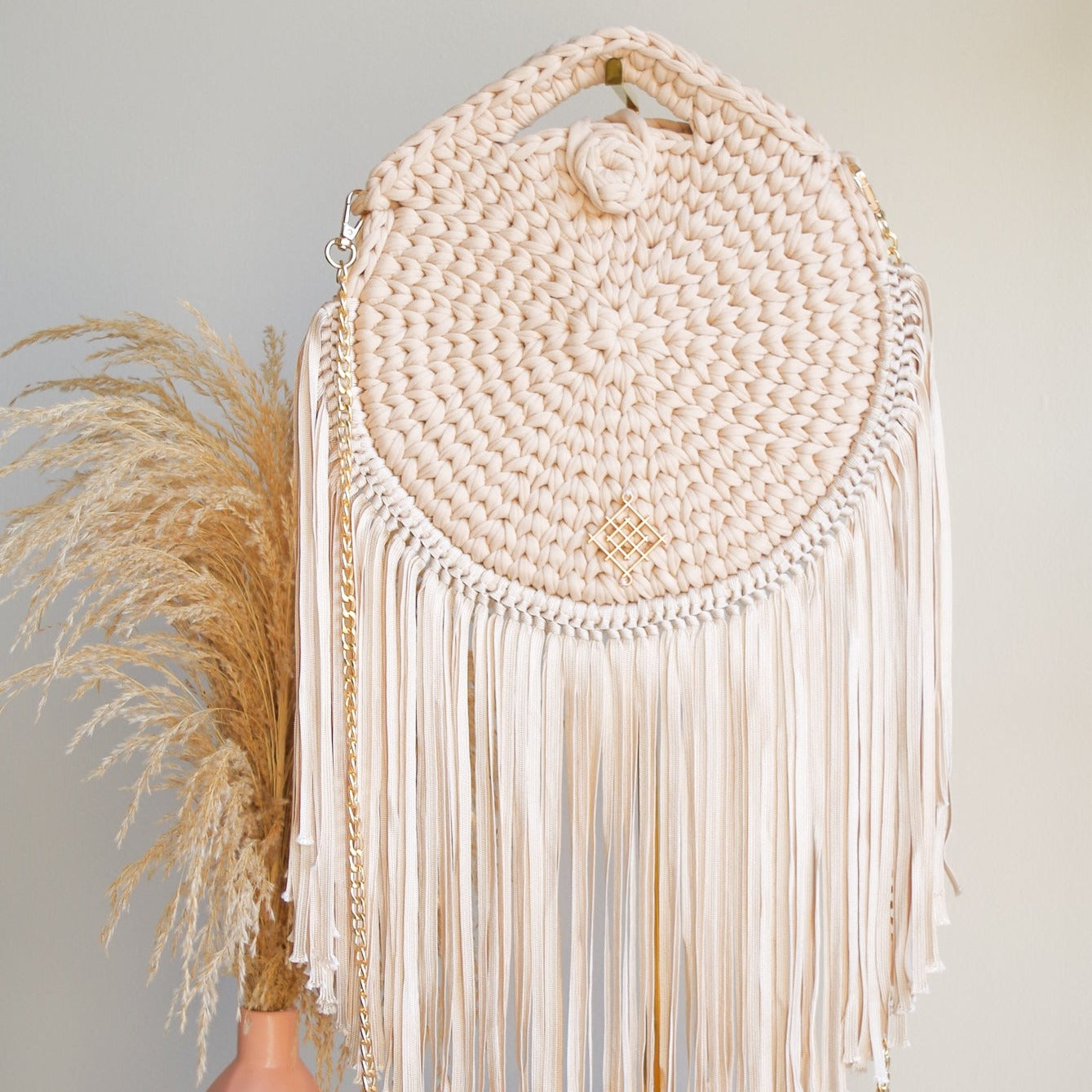 Rounded crossbody bag with fringes and chain strap. Crochet and macrame round bag. Boho Style. Color: Beige. Includes lining and zipper.