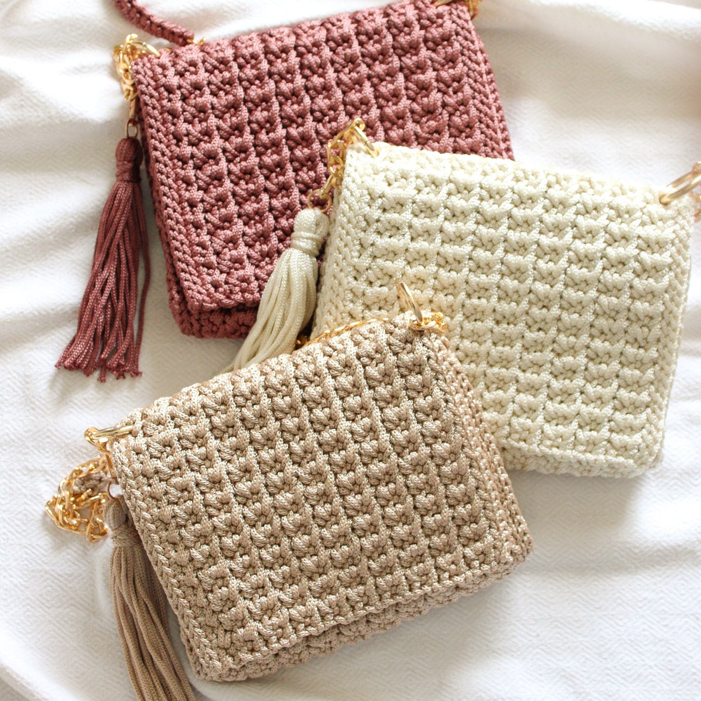 Handmade crochet bag. artisan made stylish crochet bag for her. Magnetic closure and gold chains for crossbody or shoulder looks.