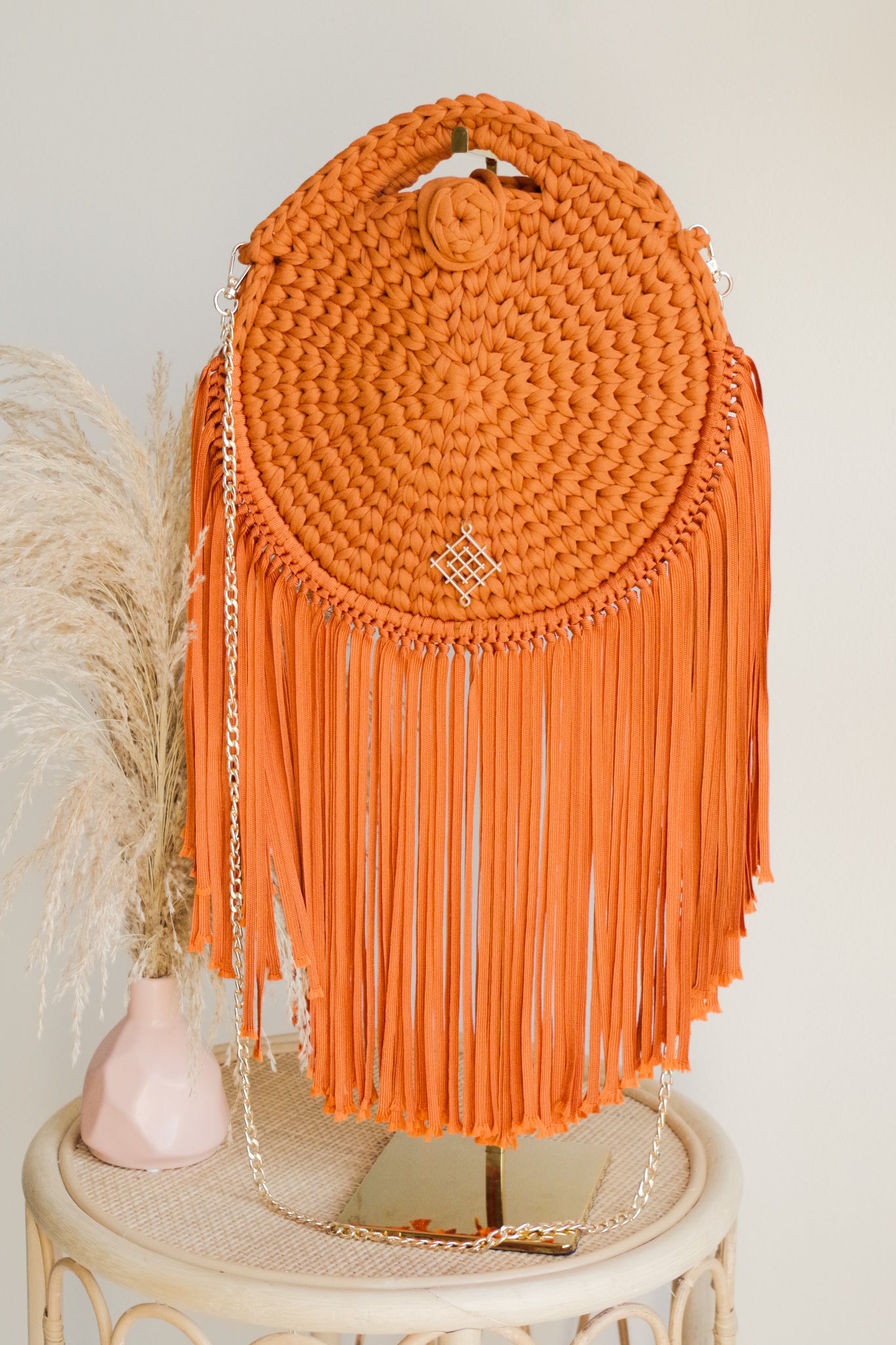 Rounded crossbody bag with fringes and chain strap. Crochet and macrame round bag. Boho Style. Includes lining and zipper.