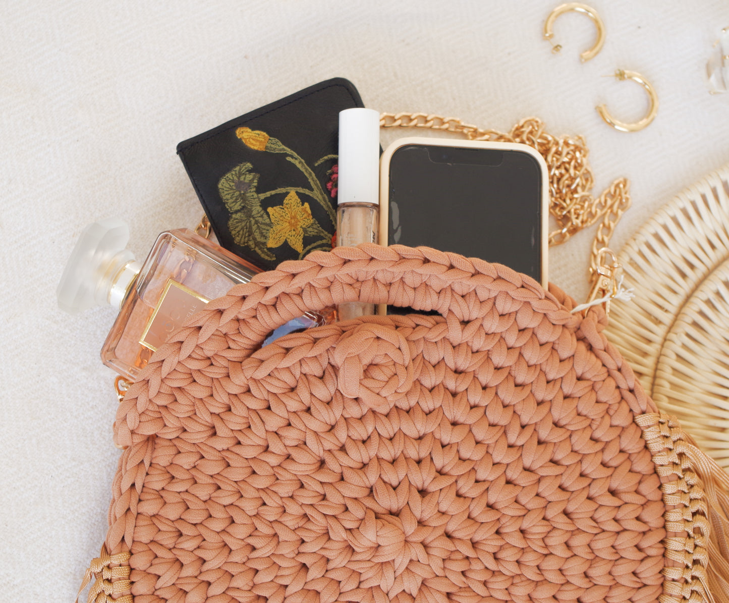 Rounded crossbody bag with fringes and chain strap. Made with crochet and macrame techniques. Boho Style. Color: orange. Includes lining and zipper. Handmade in Bolivia. Hand Wash and professional cleaning only. 100% Rayon