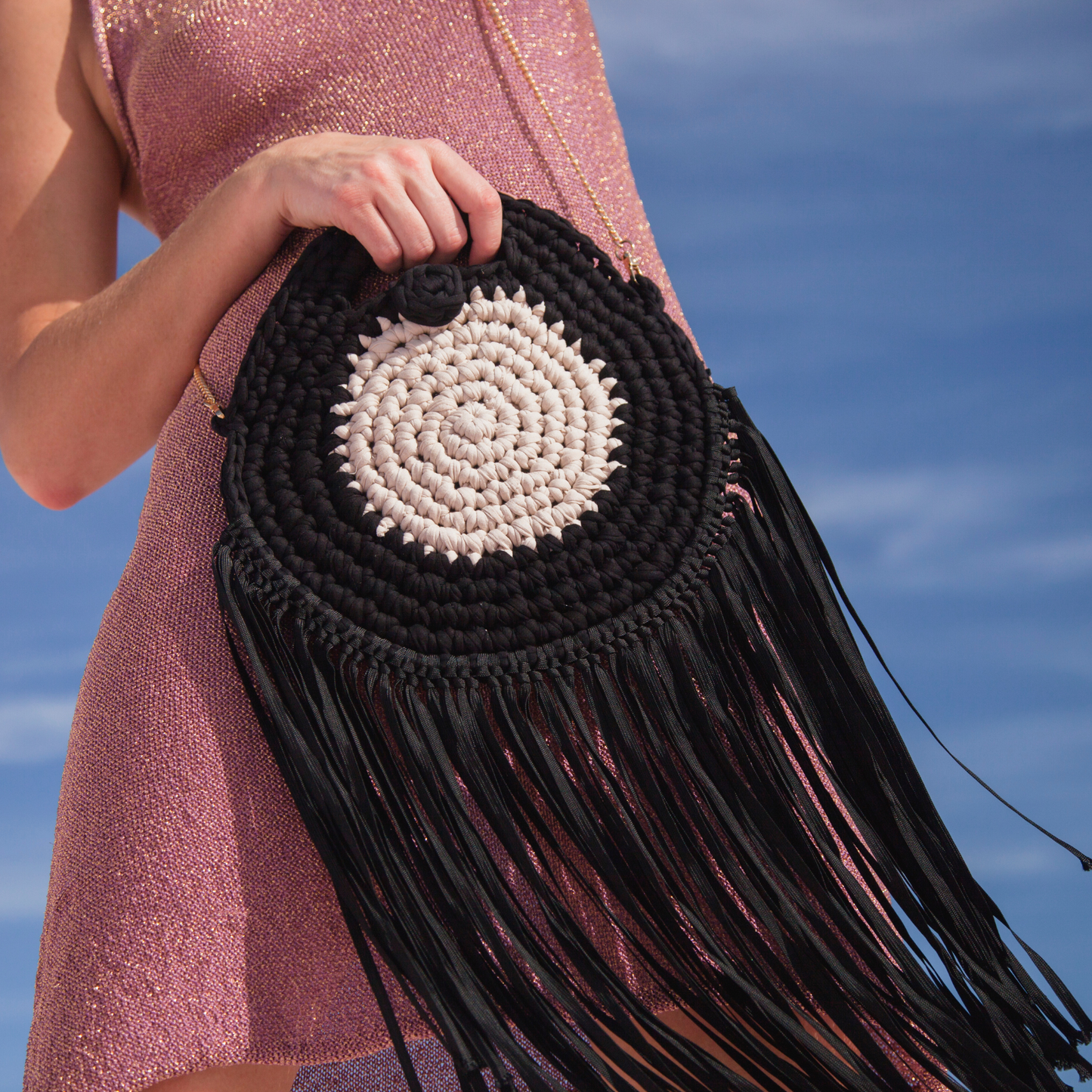 Rounded crossbody bag with fringes and chain strap. Crochet and macrame round bag. Boho Style. Includes lining and zipper.