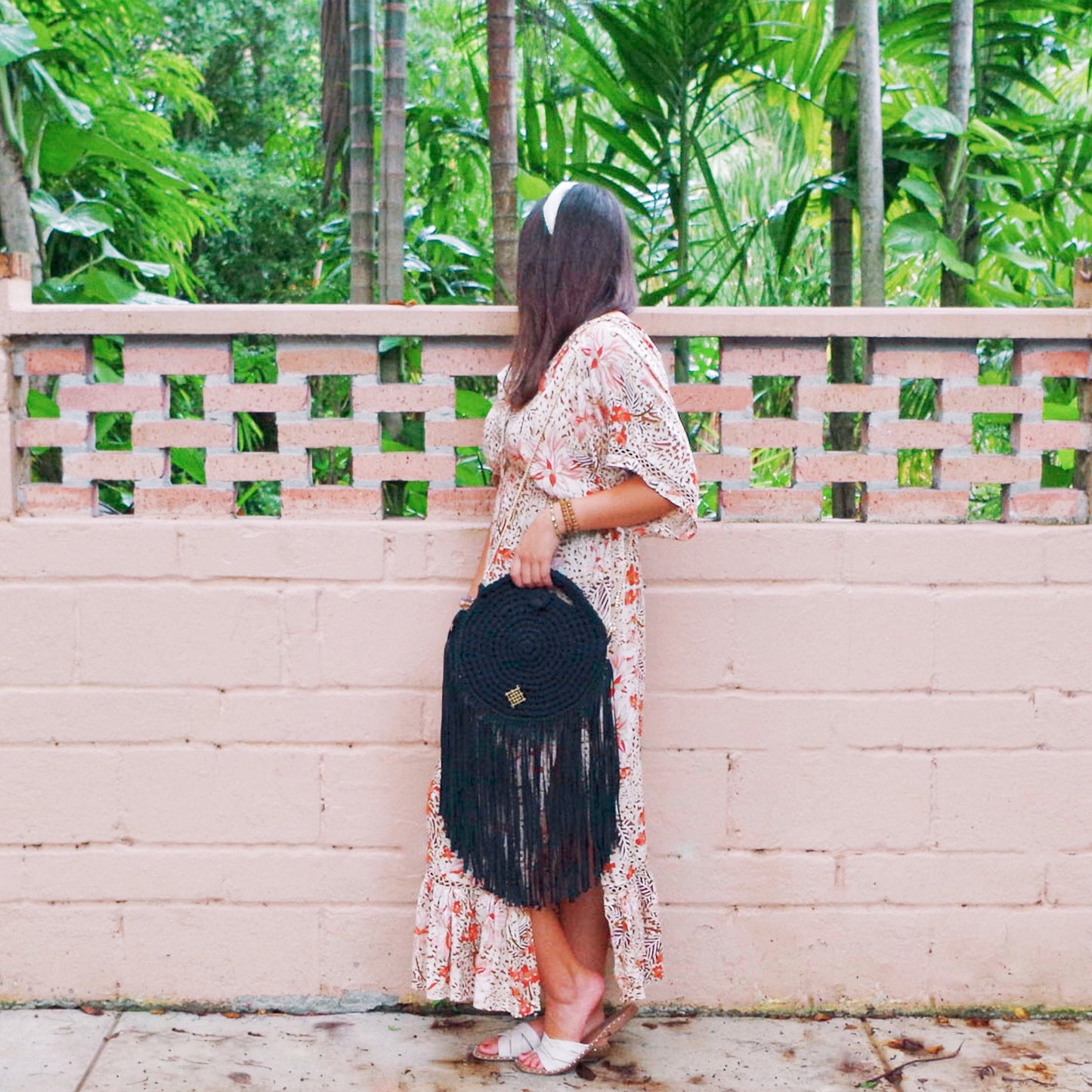 Rounded crossbody bag with fringes and chain strap. Crochet and macrame round bag. Boho Style. Includes lining and zipper.
