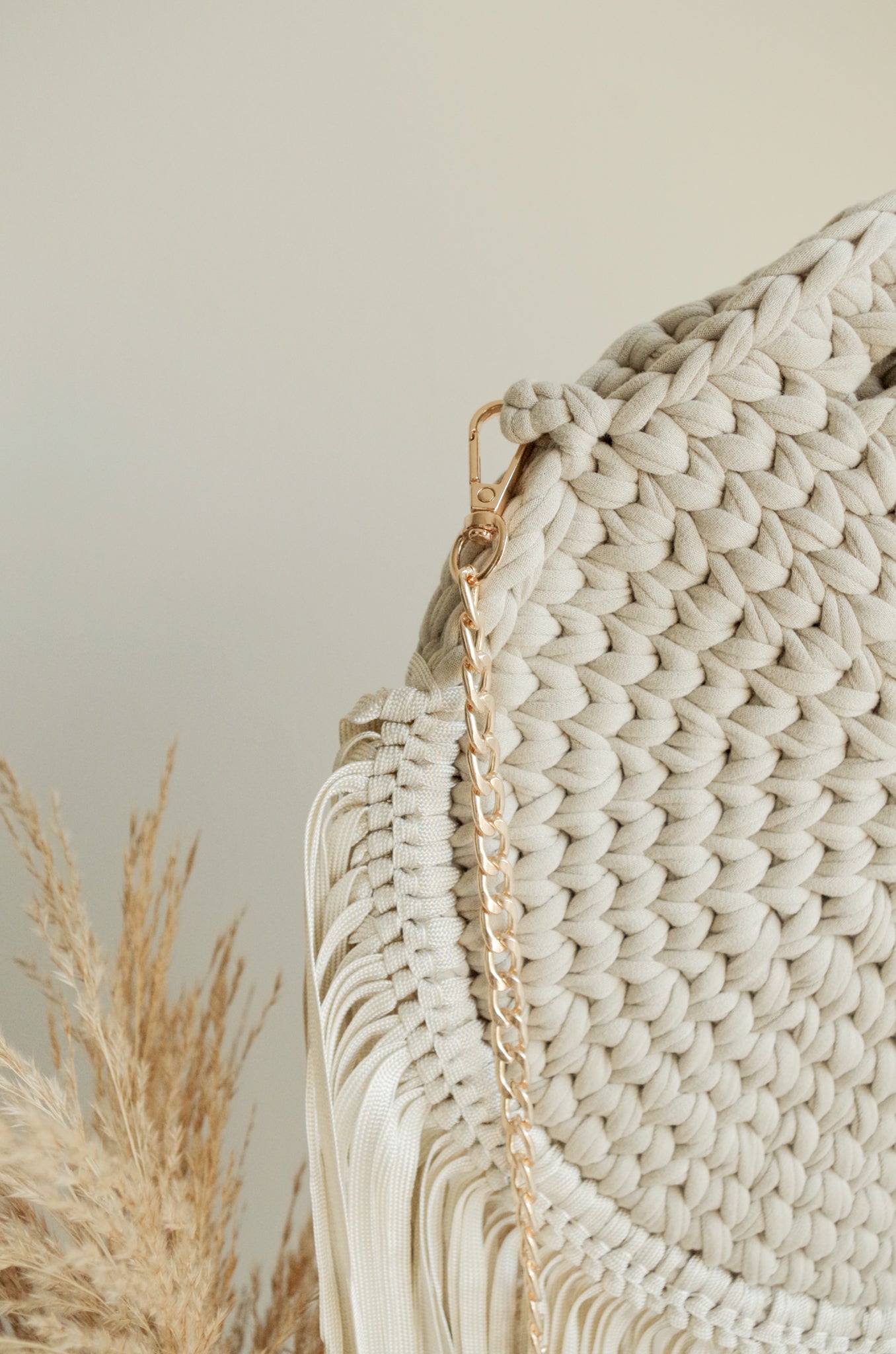 Rounded crossbody bag with fringes and chain strap. Crochet and macrame round bag. Boho Style. Includes lining and zipper.