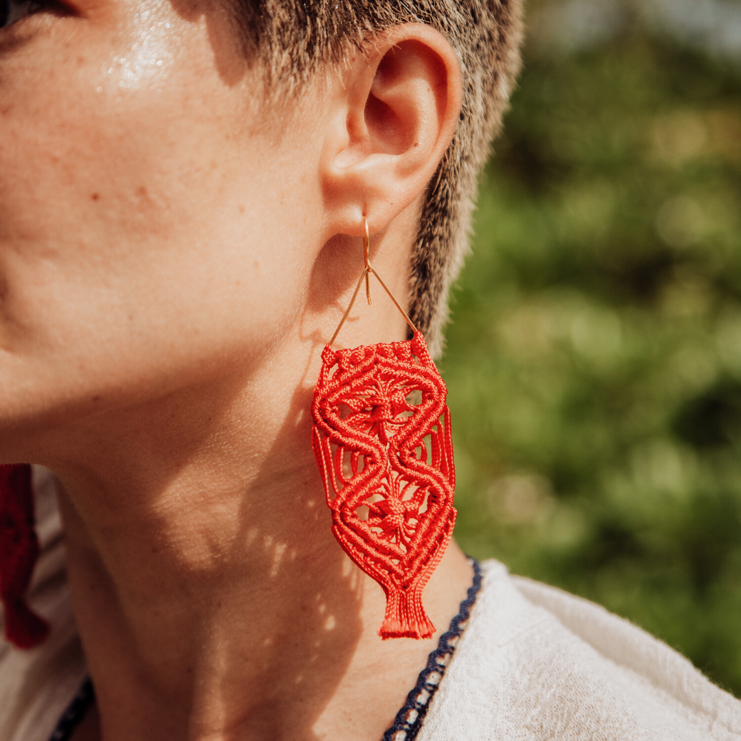 Macrame flower pattern earrings. Gold plated hook earrings won’t cause any allergies nor rust with time. Orange handmade macrame long earrings