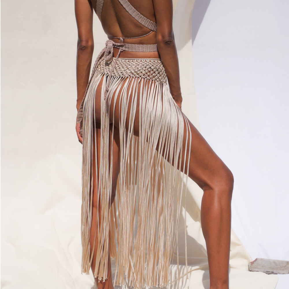 
                      
                        Anya Macrame Skirt or Beach Cover Up with tassels. One size fits all. Weaving width: 3" in Fringe length: 26" in approx. Tie Closure. Colors: Beige, Caramel, Black, Gold, Dusty Pink or Sage Green. Ethically made in Bolivia
                      
                    