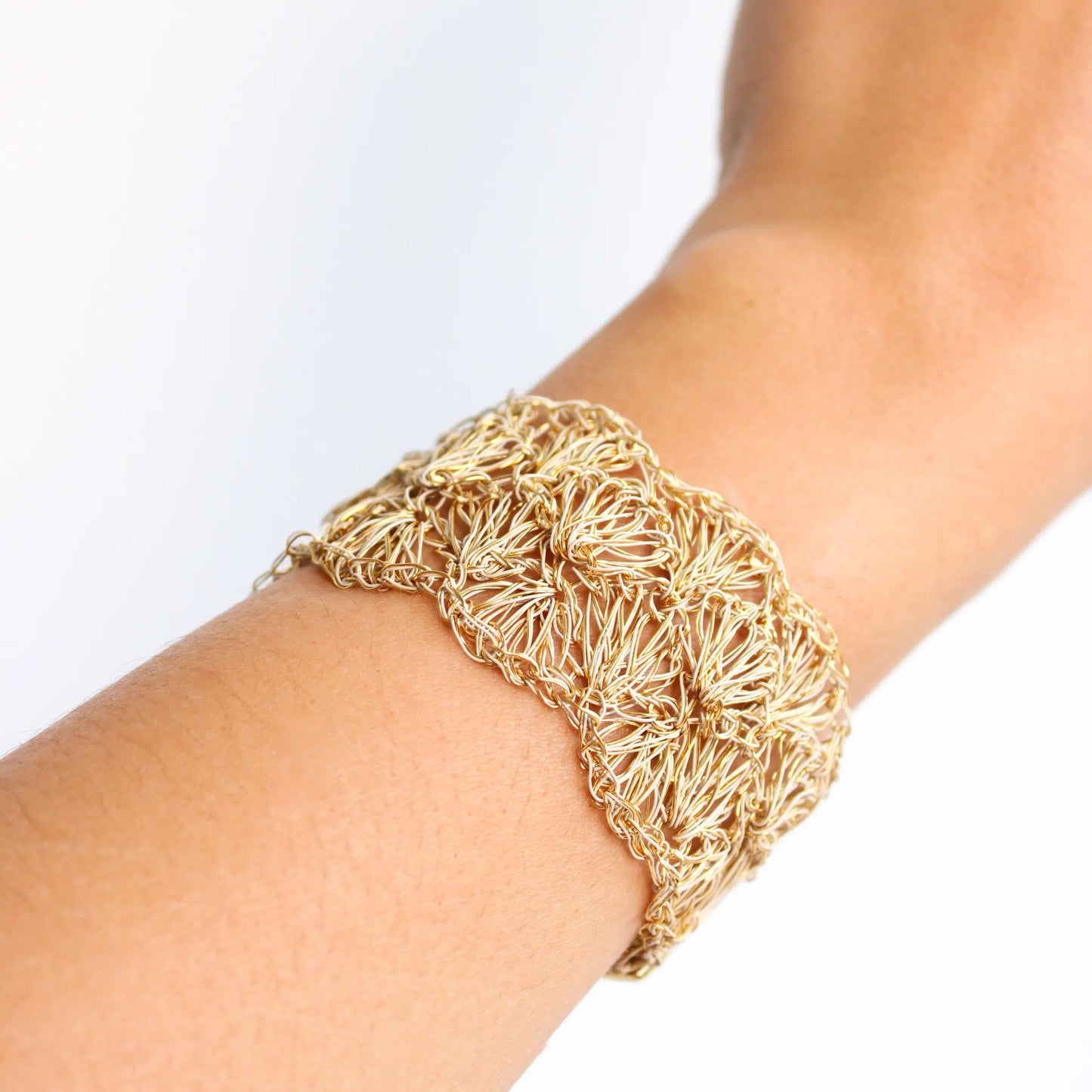 Handmade shell crochet bracelet. Thick cuff bracelet in vintage gold. Elecant handmade shell inspired bracelet for women. Fancy artisan bracelet with magnetic closure. 