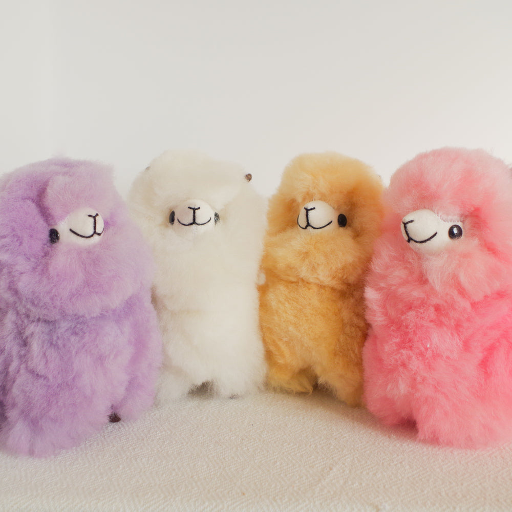 
                      
                        Home decor or gift soft llama plushies. 100% alpaca wool plushies. Made by Bolivian and Peruvian artisans. Colors available: Pink, Beige, White, Gray. Sizes: 8 x 8 in"
                      
                    