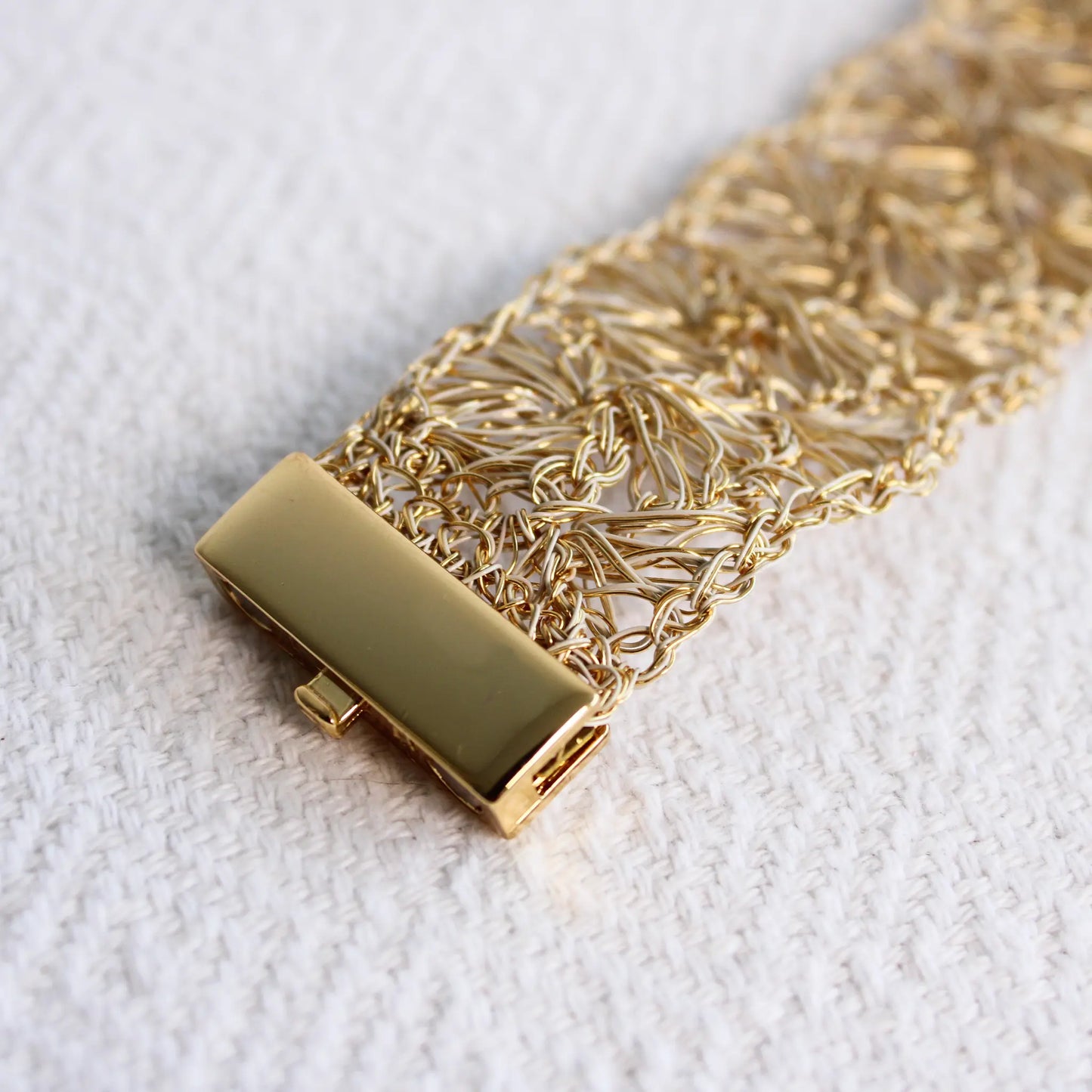 Handmade shell crochet bracelet. Thick cuff bracelet in vintage gold. Elecant handmade shell inspired bracelet for women. Fancy artisan bracelet with magnetic closure. 
