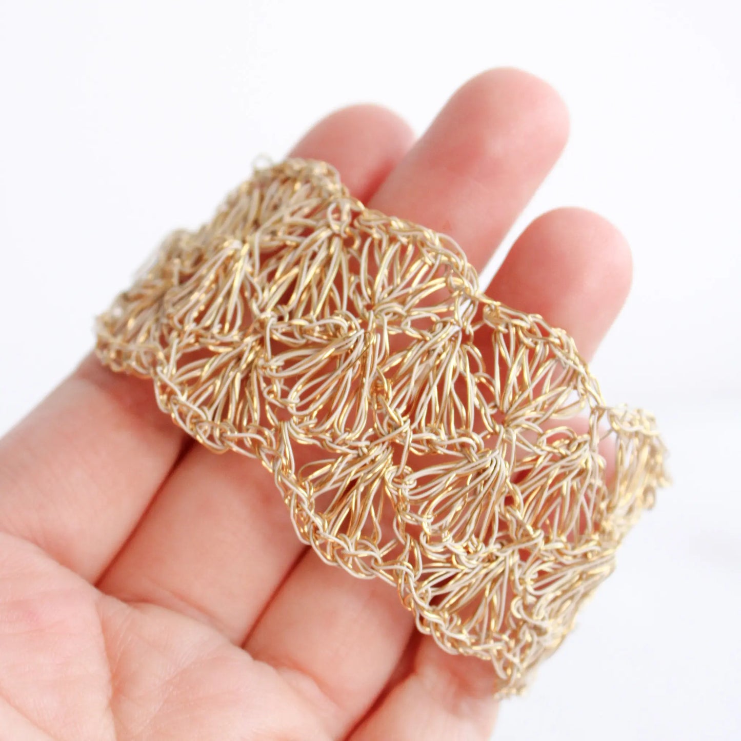 Handmade shell crochet bracelet. Thick cuff bracelet in vintage gold. Elecant handmade shell inspired bracelet for women. Fancy artisan bracelet with magnetic closure. 