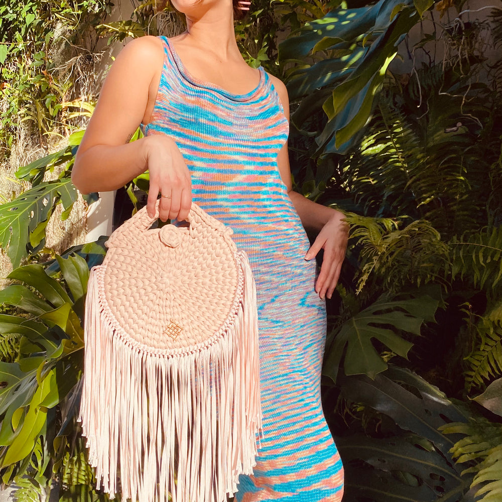 
                      
                        Rounded crossbody bag with fringes and chain strap. Crochet and macrame round bag. Boho Style. Includes lining and zipper. 
                      
                    