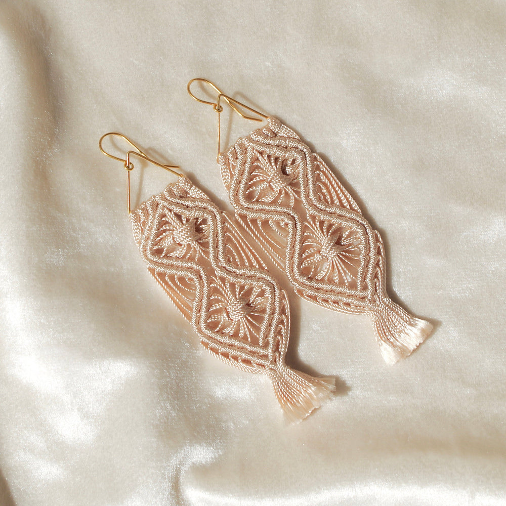
                      
                        Macrame flower pattern earrings. Gold plated hook earrings won’t cause any allergies nor rust with time. Beige macrame long earrings
                      
                    