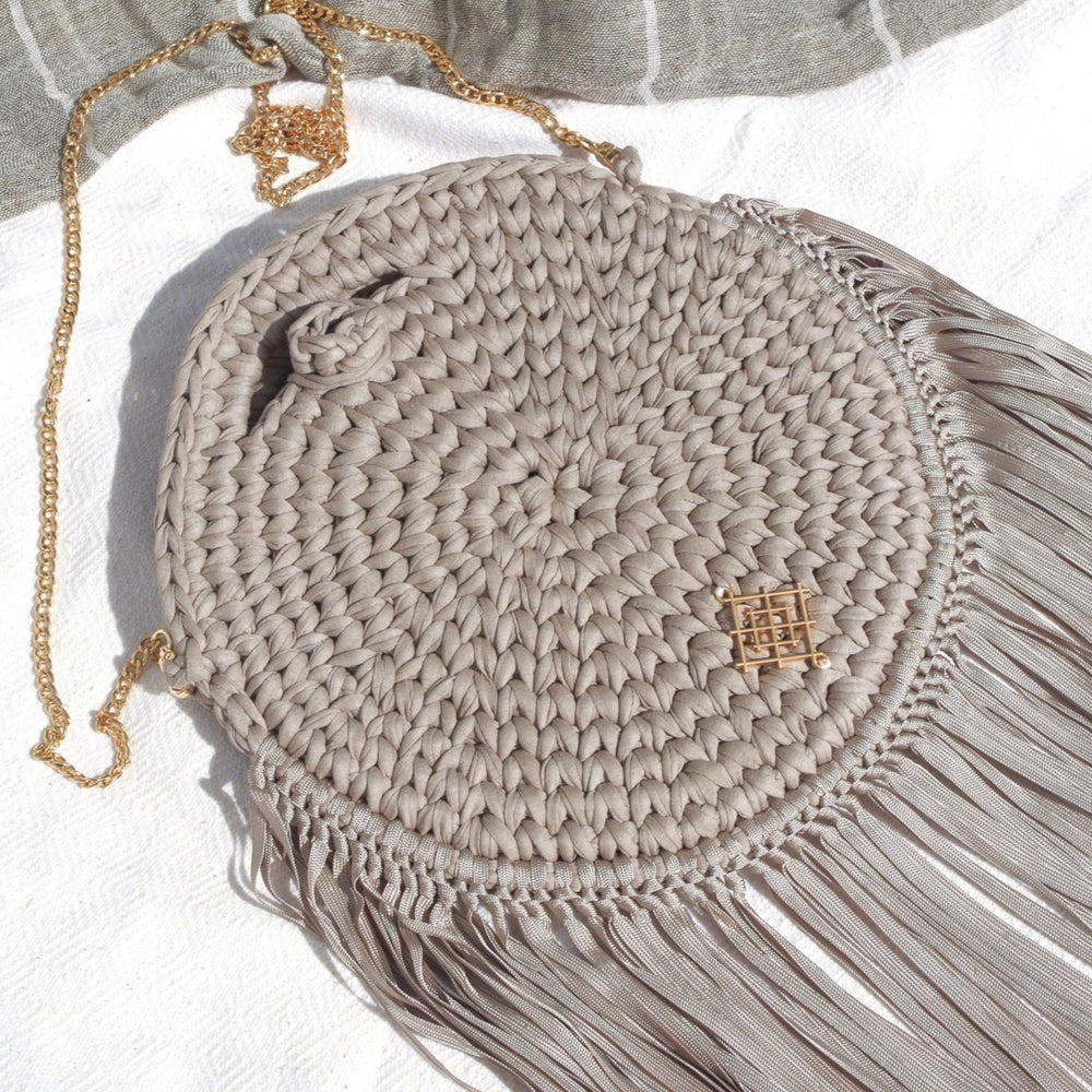
                      
                        Rounded crossbody bag with fringes and chain strap. Crochet and macrame round bag. Boho Style. Includes lining and zipper. 
                      
                    