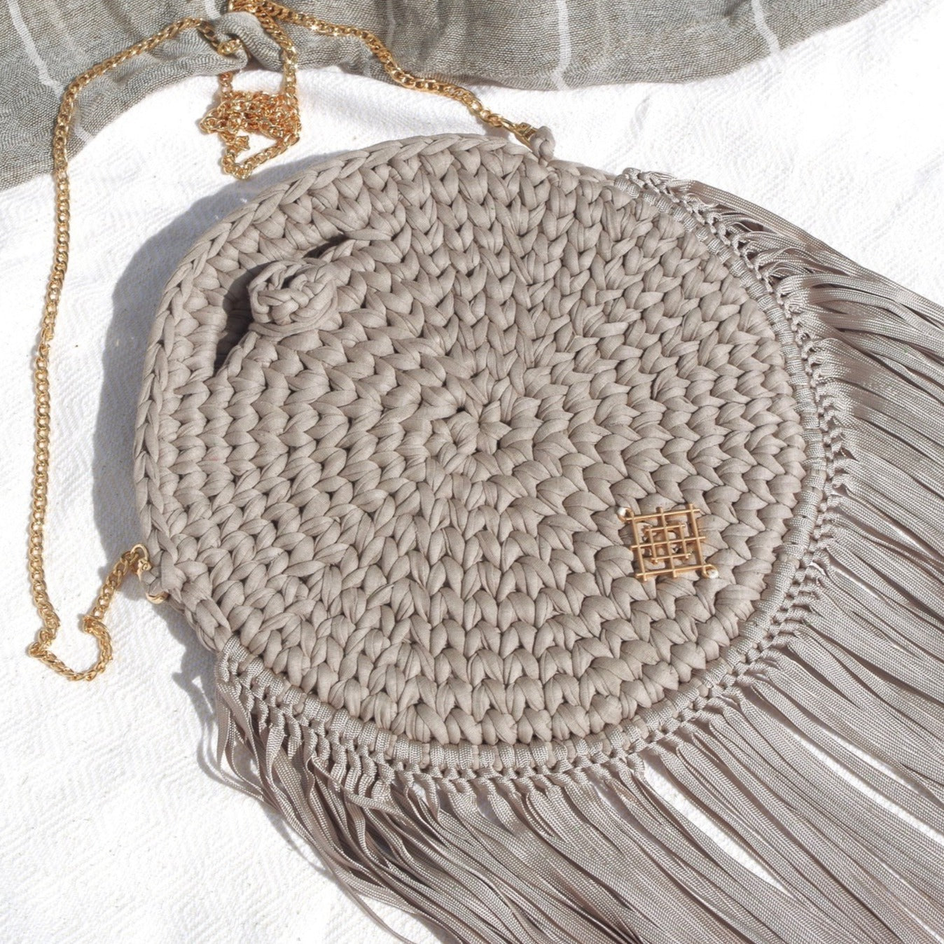 Rounded crossbody bag with fringes and chain strap. Crochet and macrame round bag. Boho Style. Includes lining and zipper. 