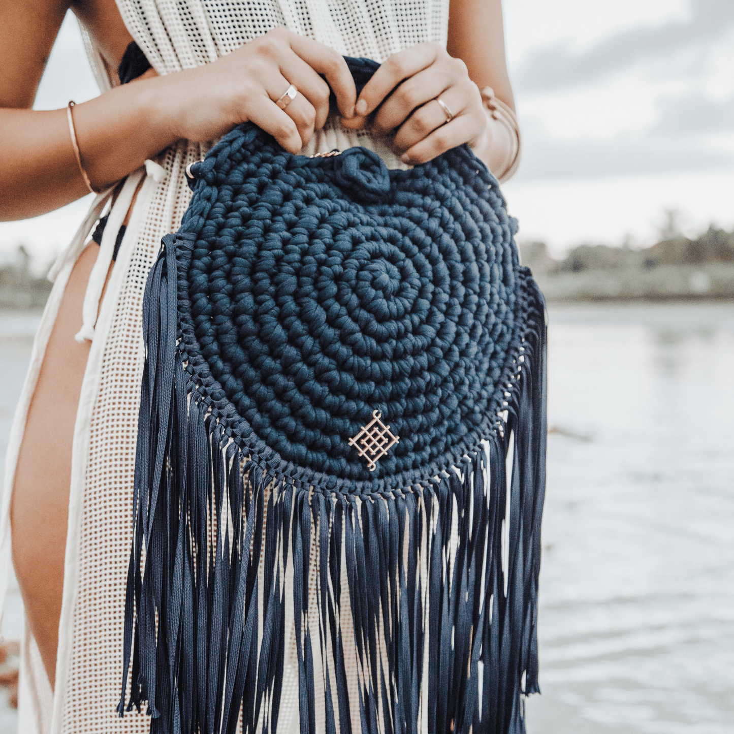 Rounded crossbody bag with fringes and chain strap. Crochet and macrame round bag. Boho Style. Includes lining and zipper. 