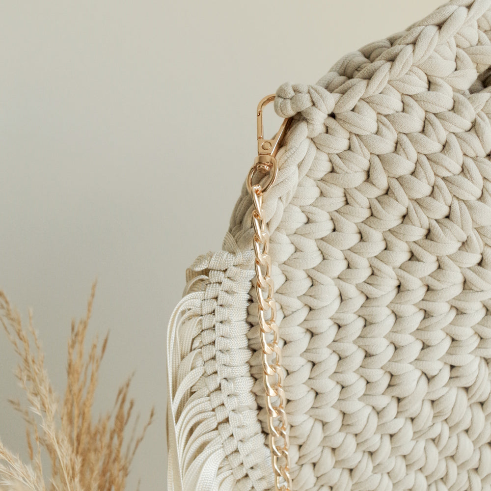 
                      
                        Rounded crossbody bag with fringes and chain strap. Crochet and macrame round bag. Boho Style. Includes lining and zipper. 
                      
                    